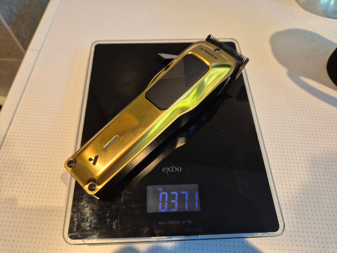 Andis Phenom hårklipper på digital vekt som viser 371 gram.